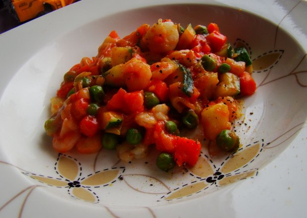 Fotografia przedstawiająca Warzywa na masełku z krewetkami i odrobiną chilli.
