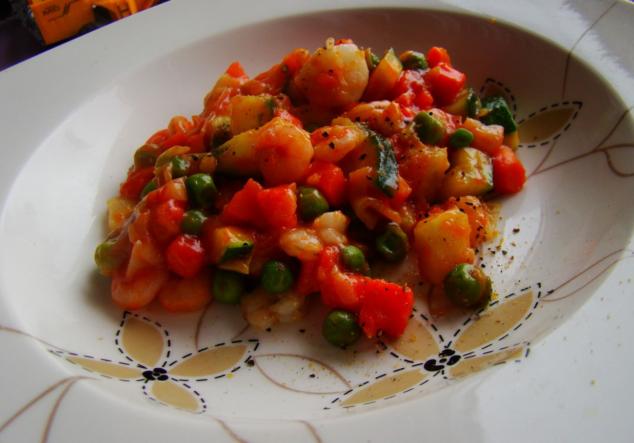Warzywa na masełku z krewetkami i odrobiną chilli. foto