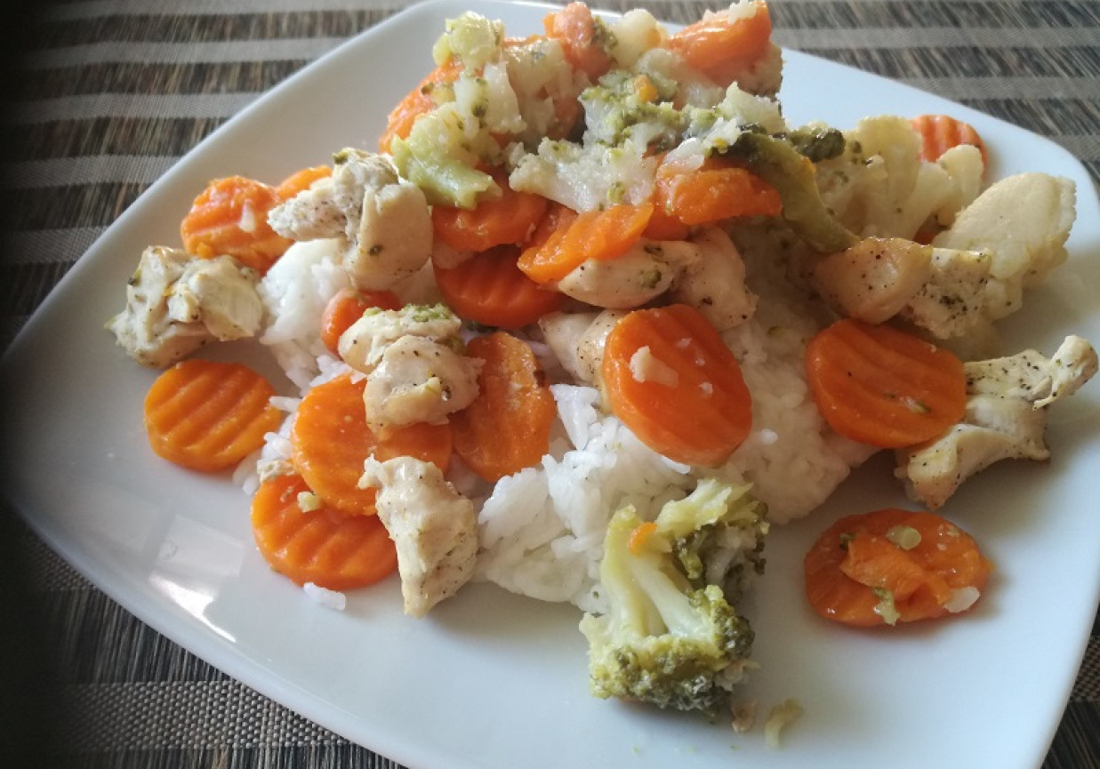 Warzywa na patelnie z kurczakiem i ryżem foto