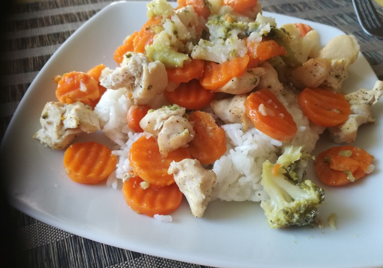 Warzywa na patelnie z kurczakiem i ryżem foto