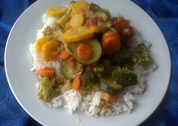 Fotografia przedstawiająca Warzywa na patelnie z ryżem, sosem i pomidorkami koktajlowymi