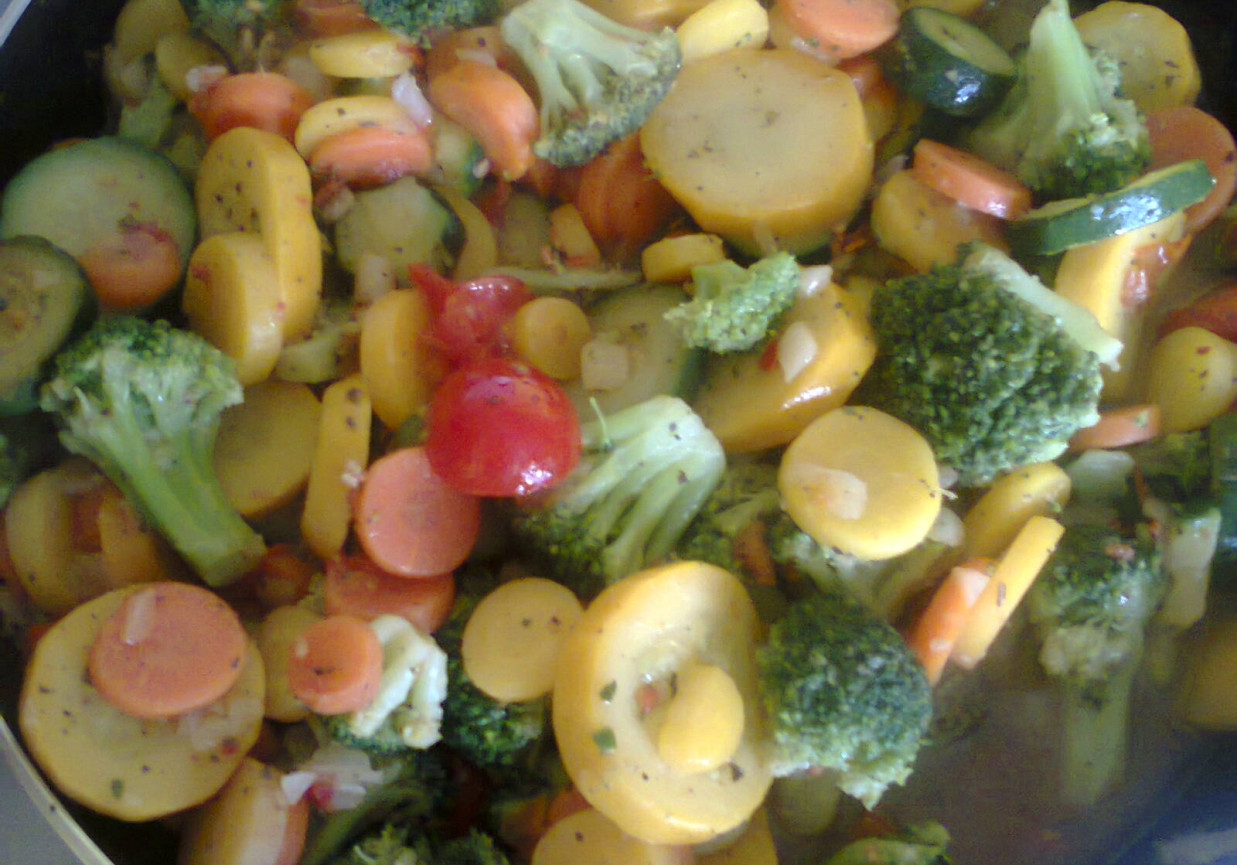 Warzywa na patelnie z ryżem, sosem i pomidorkami koktajlowymi  foto