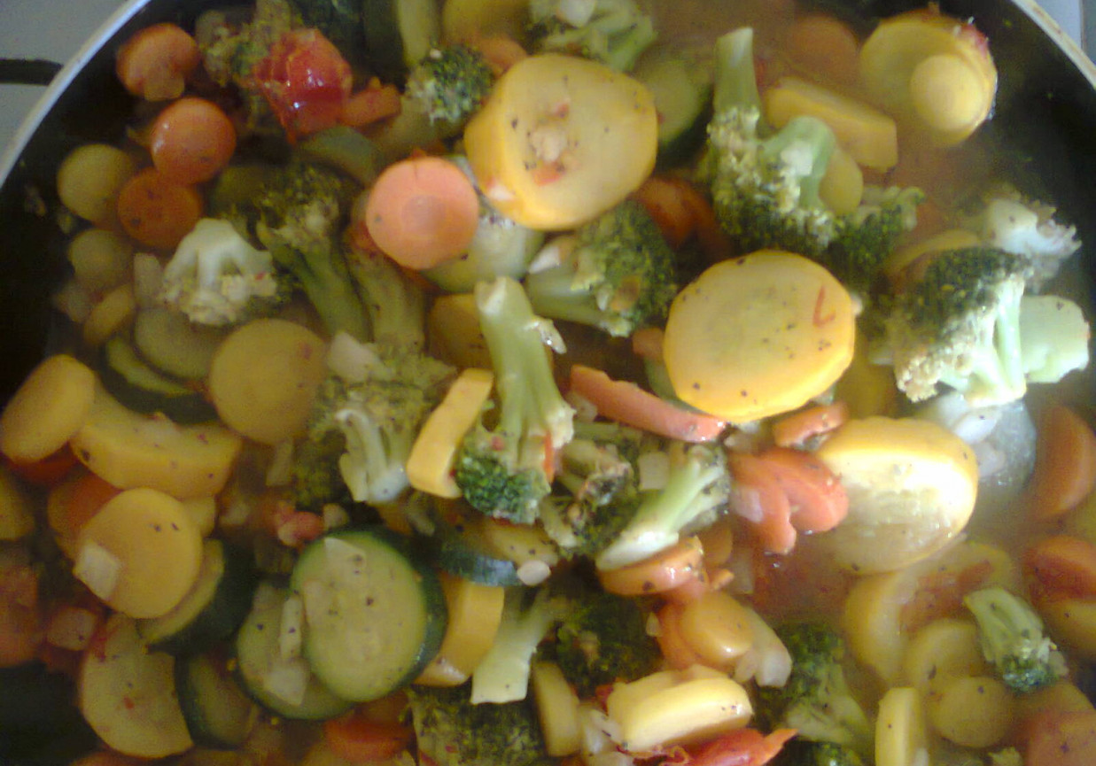 Warzywa na patelnie z ryżem, sosem i pomidorkami koktajlowymi  foto