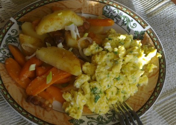 Fotografia przedstawiająca Warzywa Podane z Jajecznicą