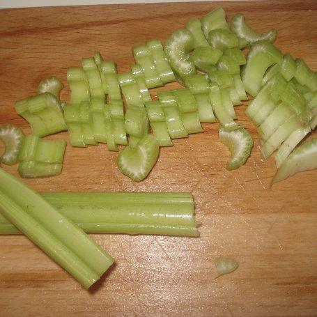 Krok 2 - Warzywa słupki w zupce w towarzystwie selera naciowego foto