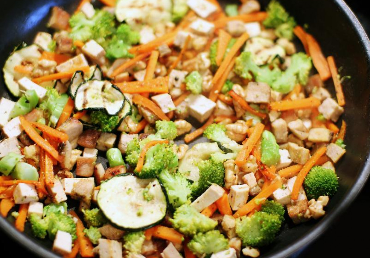 Warzywa stir-fry z tofu z nutą imbiru foto
