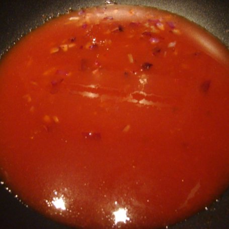 Krok 3 - Warzywa w aromatycznym pomidorowym sosie.  foto
