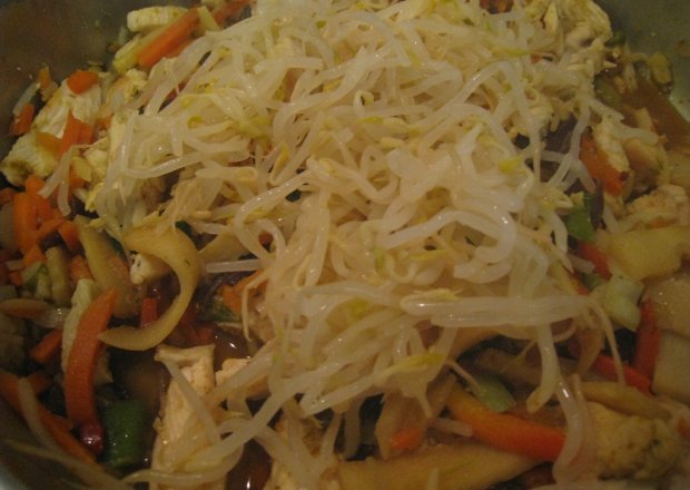 Fotografia przedstawiająca Warzywa z kielkami fasoli Mung