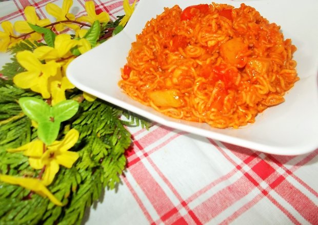 Fotografia przedstawiająca Warzywa z makaronem chińskim
