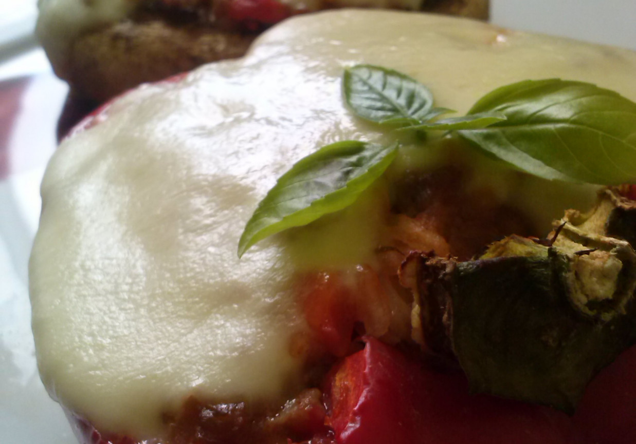 Warzywa z mięsno pomidorowym farszem i mozzarellą foto