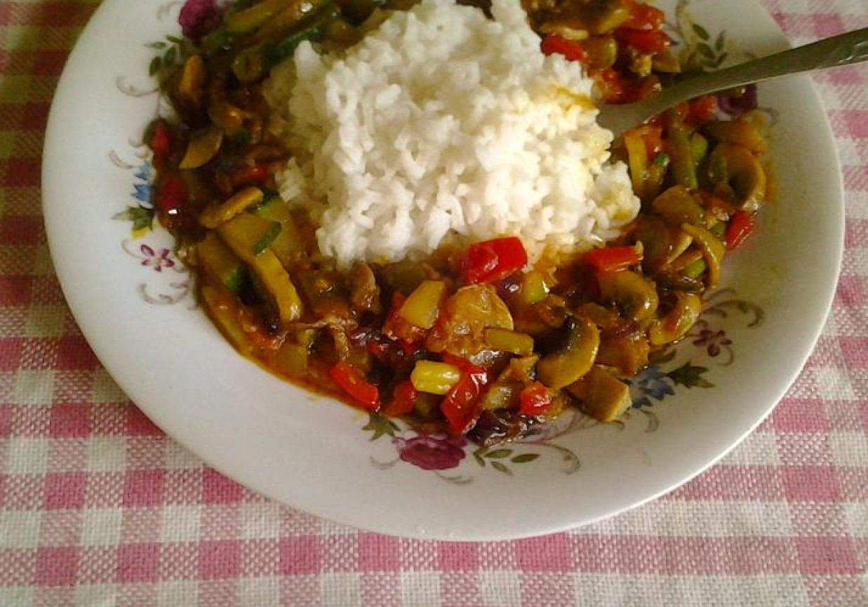 Warzywa z patelni z curry foto