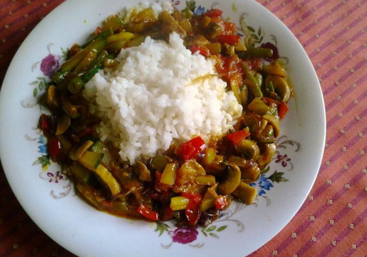 Warzywa z patelni z curry foto