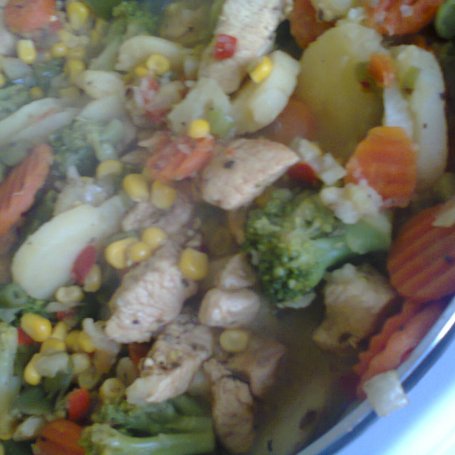 Krok 4 - Warzywa z ryżem basmati i kurczakiem ;) foto