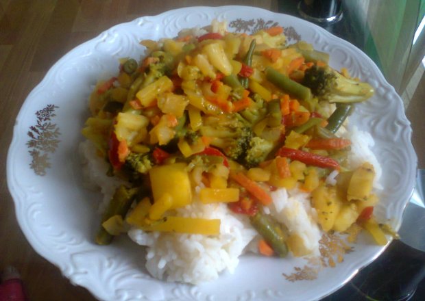 Fotografia przedstawiająca Warzywa z ryżem,ananasem i mango