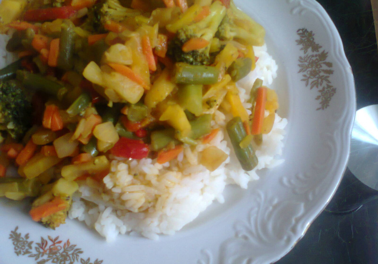 Warzywa z ryżem,ananasem i mango foto