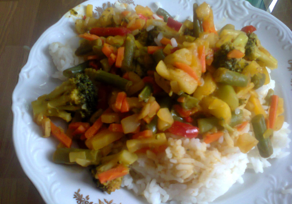 Warzywa z ryżem,ananasem i mango foto