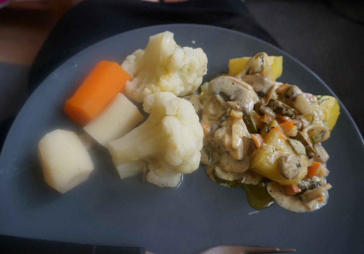 Warzywa z sosem z białą kiełbasą foto