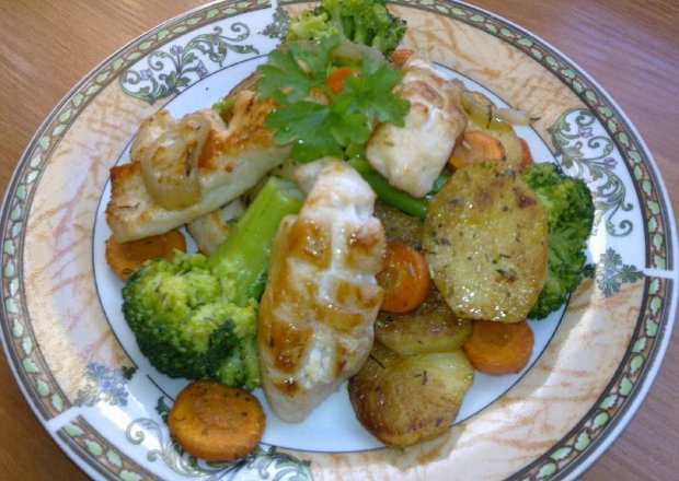 Fotografia przedstawiająca Warzywa z ziołami i kurczakiem