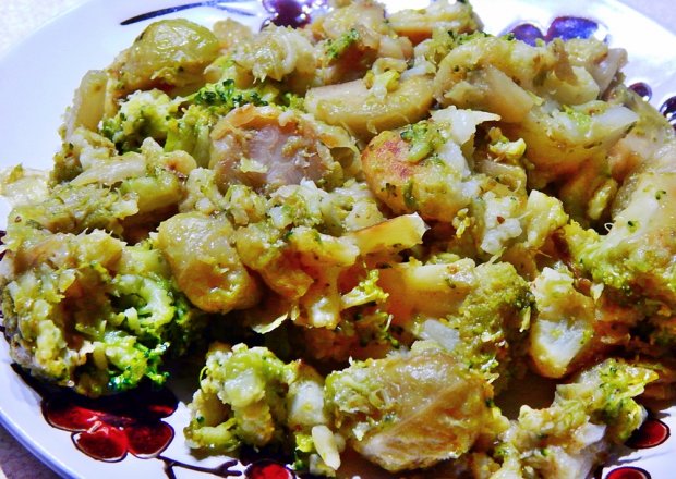 Fotografia przedstawiająca Warzywa zasmażane z kminkiem - brokuł, kalafior, brukselka