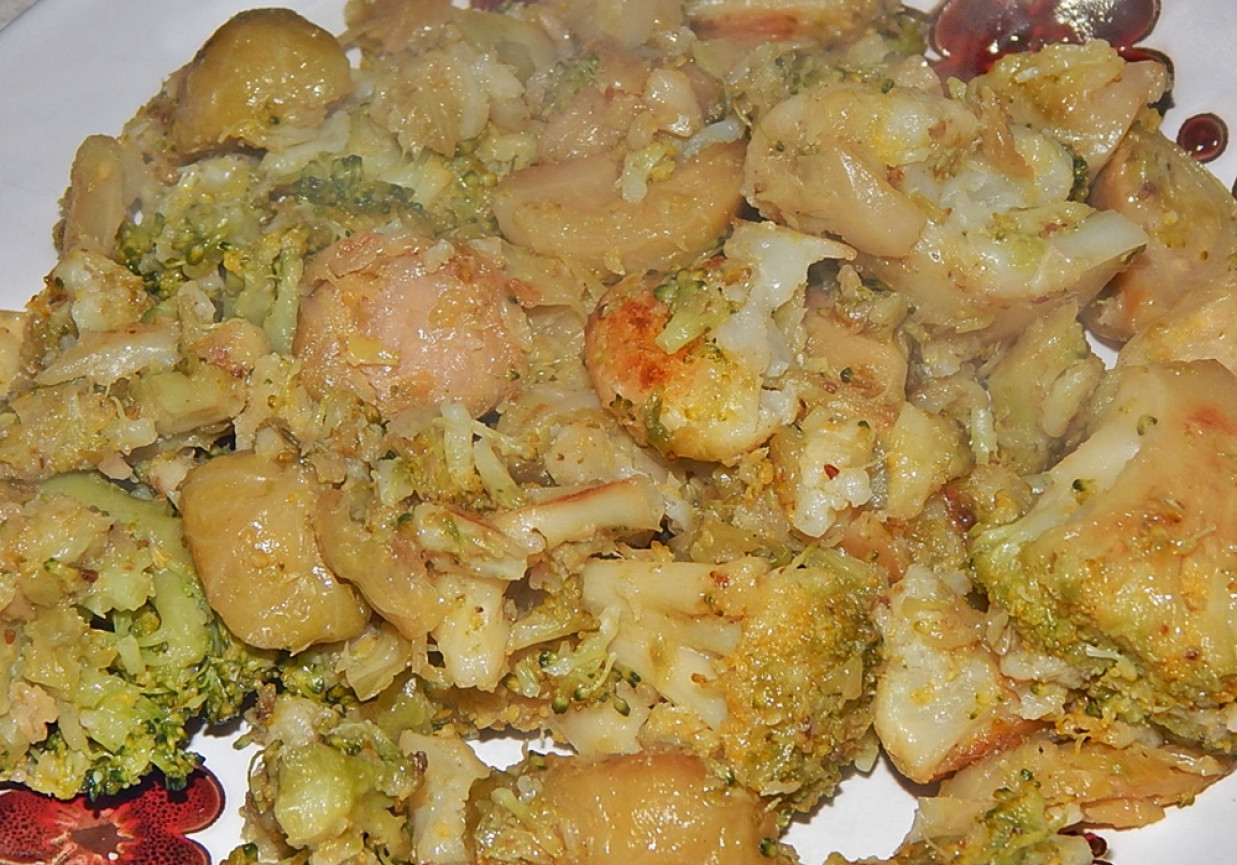 Warzywa zasmażane z kminkiem - brokuł, kalafior, brukselka  foto