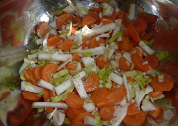 Fotografia przedstawiająca warzywka przygotowane do mrozenia