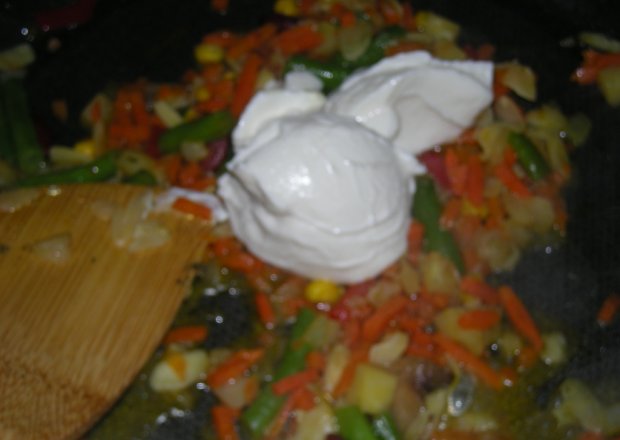 Fotografia przedstawiająca warzywka z migdałami do obiadu