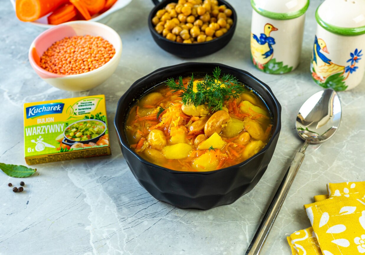 Warzywna i pożywna zupa strączkowa foto