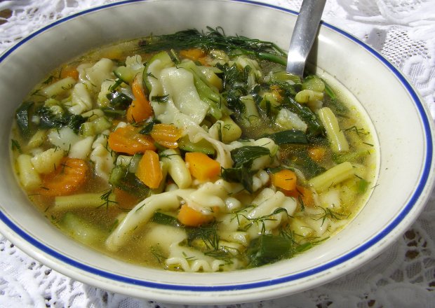 Fotografia przedstawiająca warzywna lekka zupa z makaronem...