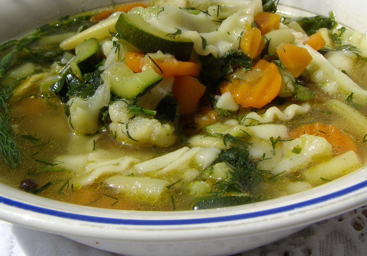 warzywna lekka zupa z makaronem... foto