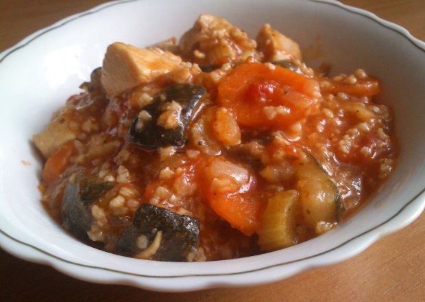 Fotografia przedstawiająca Warzywna potrawka z kurczakiem i kaszą jaglaną