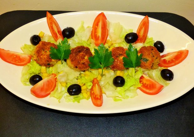 Fotografia przedstawiająca Warzywna salatka z kotletami z ciecierzycy