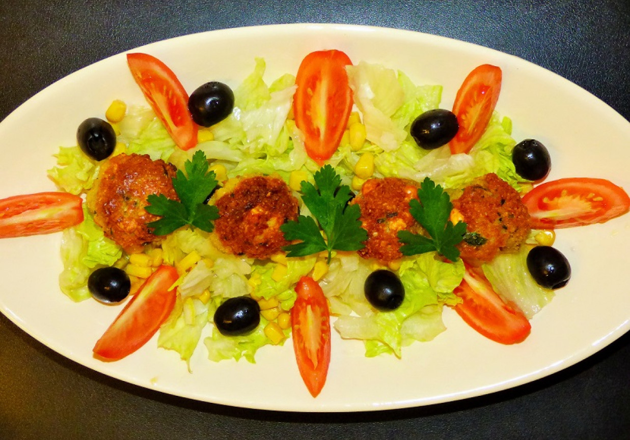 Warzywna salatka z kotletami z ciecierzycy  foto