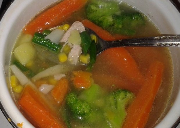 Fotografia przedstawiająca warzywna zupa dla dzieci