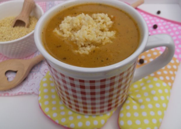 Fotografia przedstawiająca Warzywna zupa krem z kaszą jaglaną.