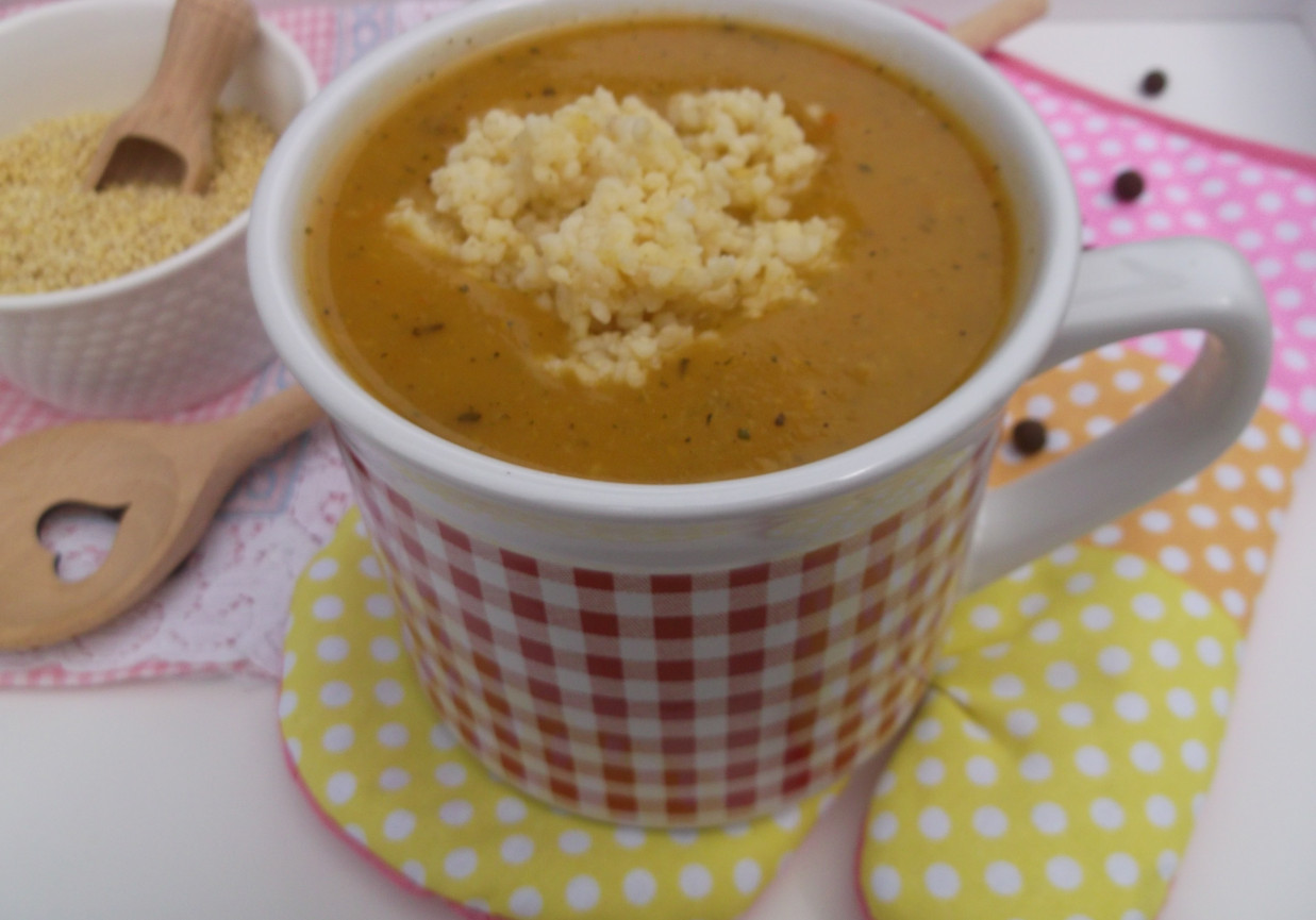 Warzywna zupa krem z kaszą jaglaną. foto