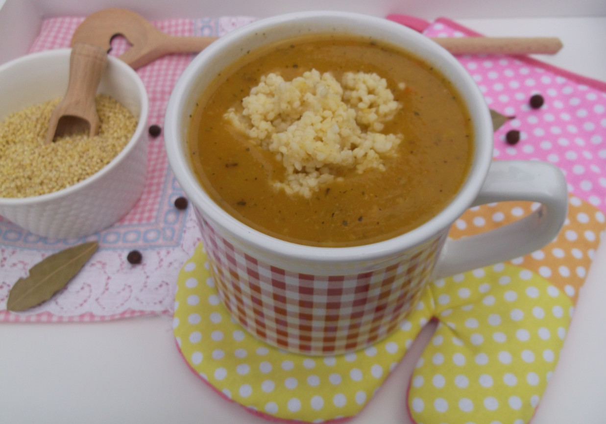 Warzywna zupa krem z kaszą jaglaną. foto
