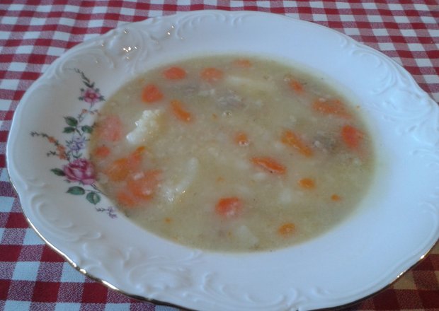 Fotografia przedstawiająca Warzywna zupa z kaszą jaglaną