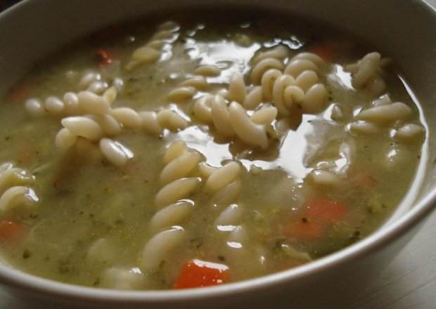 Fotografia przedstawiająca Warzywna zupa z makaronem