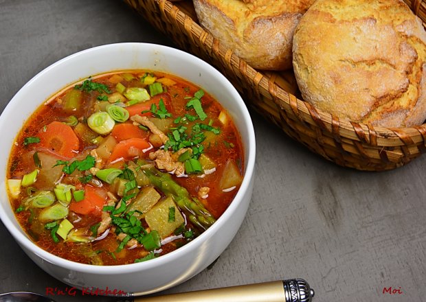 Fotografia przedstawiająca Warzywna zupa z mięsem mielonym