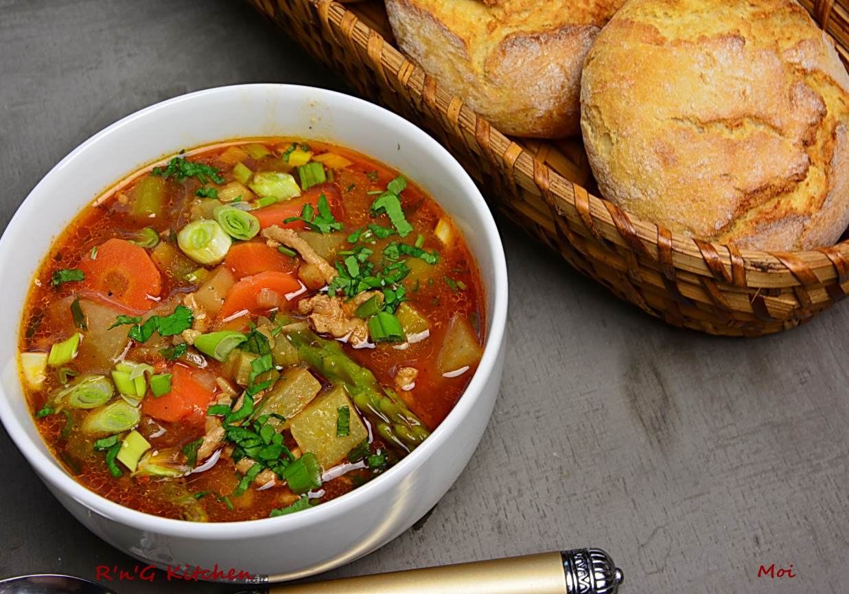 Warzywna zupa z mięsem mielonym foto