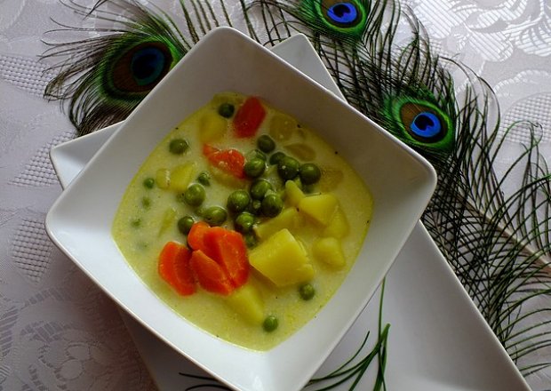 Fotografia przedstawiająca Warzywna zupa z serkiem topionym