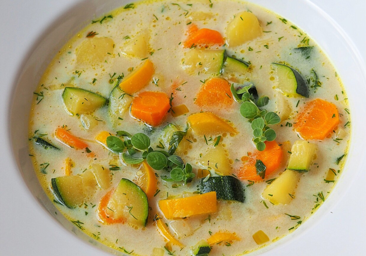 Warzywna zupa z żółtą i zieloną cukinią foto