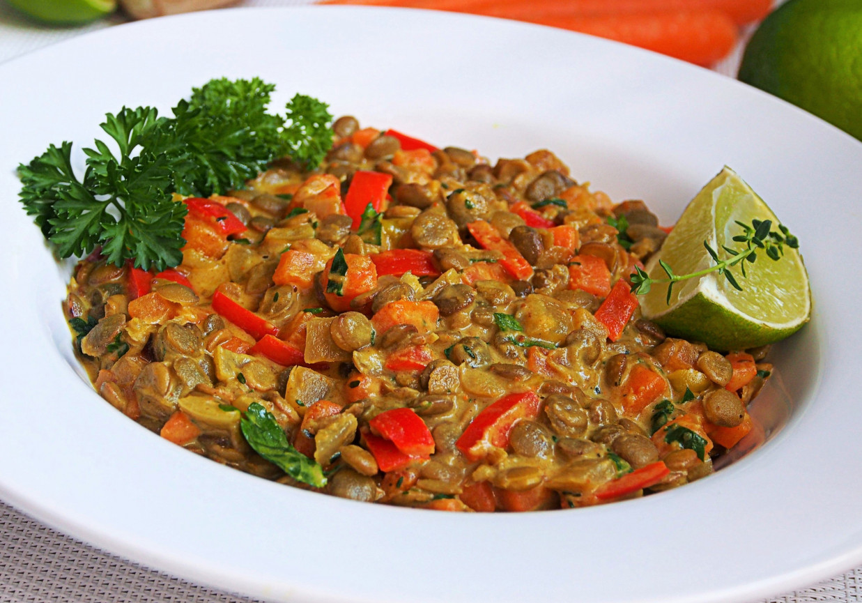 Warzywne curry z zieloną soczewicą foto