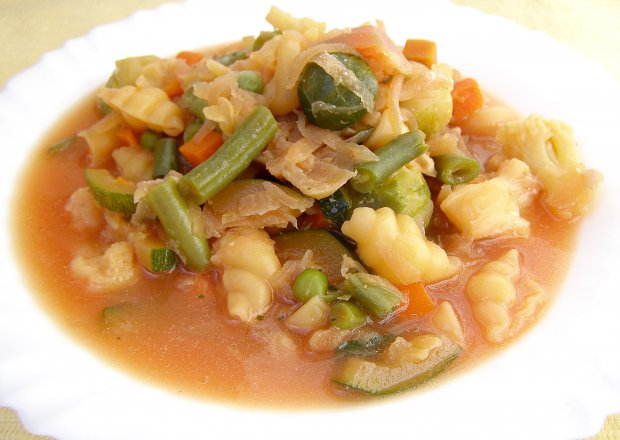 Fotografia przedstawiająca warzywno-buraczkowa zupa na maśle z makaronem...