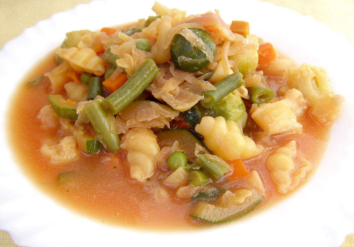 warzywno-buraczkowa zupa na maśle z makaronem... foto