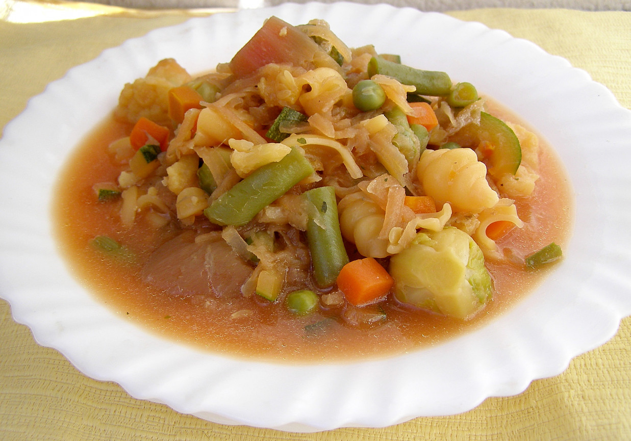 warzywno-buraczkowa zupa na maśle z makaronem... foto