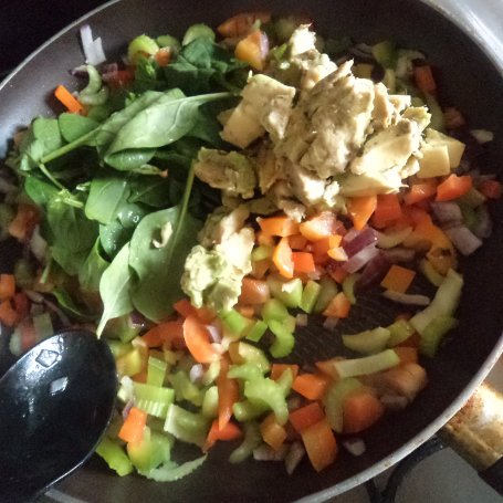 Krok 5 - Warzywno-makaronowa patelnia z dodatkiem avokado i Mascarpone :) foto