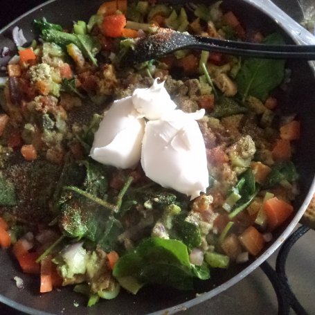 Krok 6 - Warzywno-makaronowa patelnia z dodatkiem avokado i Mascarpone :) foto