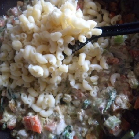Krok 7 - Warzywno-makaronowa patelnia z dodatkiem avokado i Mascarpone :) foto