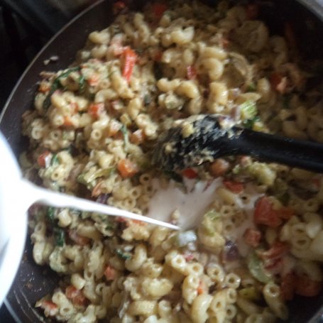 Krok 8 - Warzywno-makaronowa patelnia z dodatkiem avokado i Mascarpone :) foto